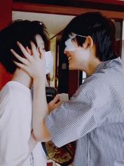 男友每次都把我腿架他脖子上亲花园